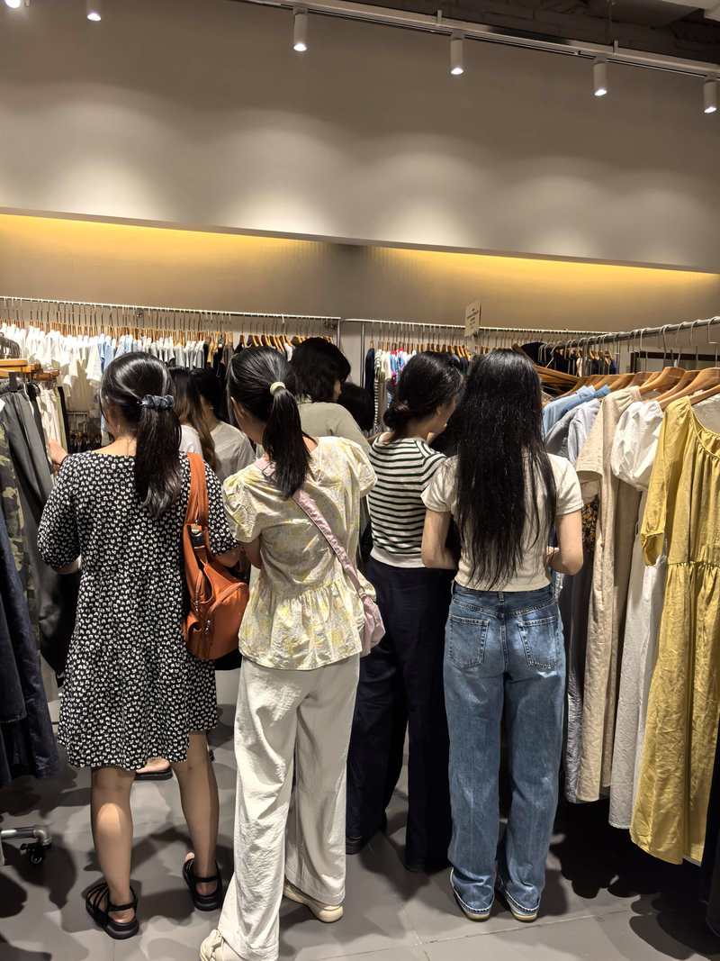 时尚潮流新风尚：顿黛服装引领年轻人群